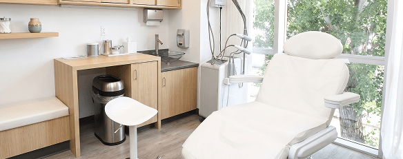 Pirmas žingsnis: pacientas atvyksta į modernią klinikos darbo vietą. Aiški, ryški šiuolaikinės medicinos įstaigos registratūros ar registratūros stalo nuotrauka, vaizduojanti pirmąjį paciento kelionės į kliniką žingsnį.